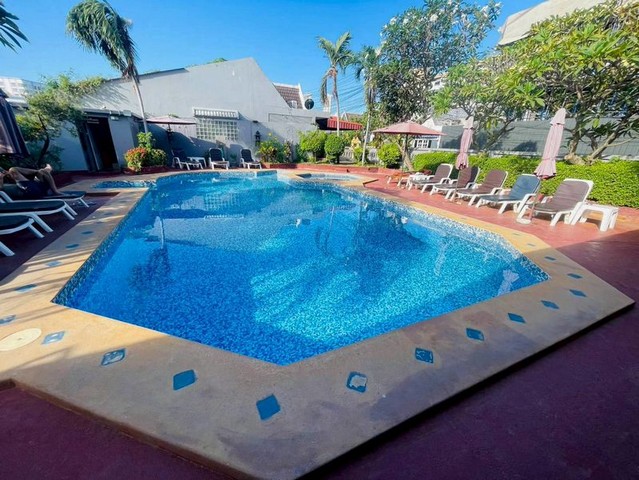 - จำนวน 3 ชั้น- ชั้น 1 มี 5 ห้อง - ชั้น 2 มี 10 ห้อง- ชั้น 3 มี 10 ห้อง- เนื้อที่ 2 งาน 7 ตารางวาจอดรถได้ 7-10 คัน - เรทวันละ 800 , 1,000 มีลูกค้าเข้าพักทุกวันเกิน 80% (มีระบบ Booking,Agoda ,Trip)- จดทะเบียนเป็น เกสเฮาส์ และ รีสอร์ท- มีใบอนุญาตจำหน่ายแฮลกอฮอล์ และ อาหารขายพร้อม กิจการ 25 ล้าน