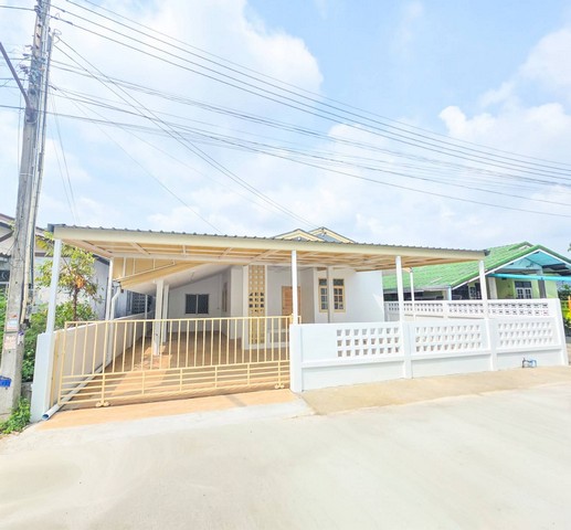 บ้านเดี่ยว ใกล้เซ็นทรัลระยอง ตรงข้าม เซเว่น ตลาดน้ำคอก ผ่อนเพียงเดือนละ 8000 บาท- บ้านมินิมอล หมู่บ้านชัยมงคล 55 ตารางวา 3 ห้องนอน 2 ห้องน้ำ จอดรถยนต์ภายในบ้านได้ 3 คัน - ปูกระเบื้องแกรนิโต ทำห้องครัวห้องน้ำใหม่ ฝ้าหลุม ไฟซ่อน ผนังโชว์ build in ตกแต่งทำใหม่ทั้งหลัง (บ้านเลขที่ 156) - ทำเลดี ใกล้สี่แยกเกาะกลอย เดินทางไป บิ๊กซี แม็คโคร โรงพยาบาลระยองเพียง 1 กม. สนนราคา 1.95 ล้านเ�