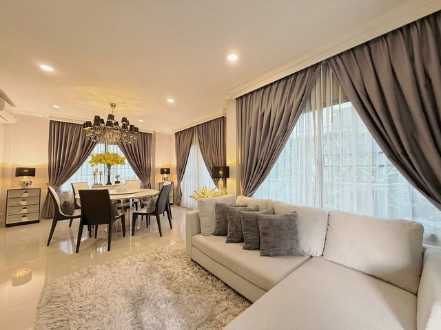 บ้านเดียวหมู่บ้าน The city Ramintra  พร้อมเฟอร์นิเจอร์ 4 ห้องนอน (แถวห้างแฟชั่นไอแลนด์)ขนาดพื้นที่ใช้สอย 200 ตารางเมตร 60 ตารางวา 4 ห้องนอน 3 ห้องน้ำ 1 ห้องอเนกประสงค์ 1 ห้องรับแขก + ทานข้าวให้เช่า 70,000 บาทสัญญาขั้นต่ำ 1 ปีแรกเข้าประกัน 2 เดือน + ล่วงหน้า 1 เดือน ฟรี อินเตอร์เน็ตฟรี ช่างสวนรดนำต้นไม้ ตัดแต่งกิ่ง ให้อาหารปลาบริเวณรอบๆ ร่มรื่น มีบ่อปลาคร๊าฟ มีคนสวนดูแลประจำรดน้ำต้นไ�