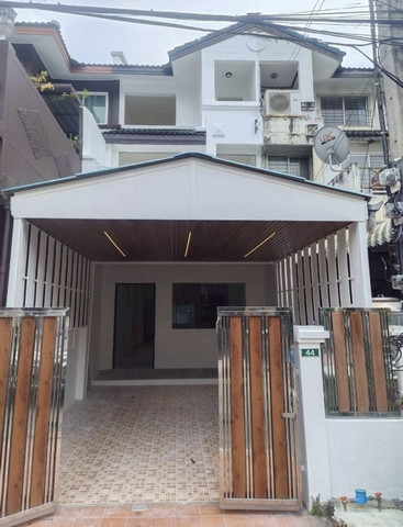 ขายทาวน์โฮม 4 ห้องนอน ซ.สุคนธสวัสดิ์36 ไปเซ็นทรัลอีสวิลล์เพียง 8 นาที 3 ชั้น 19.3 ตร.วา.4 ห้องนอน 3 ห้องน้ำ ทำเลใกล้ห้างซ.สุคนธสวัสดิ์36 เลียบทางด่วนเอกมัยรามอินทรา ลาดพร้าวราคา 3,300,000 บาท  ค่าธรรมเนียมโอนแล้วแต่ตกลงฟรีประกันบ้าน1 ปีทำเลดี ใกล้ห้างเดอะวอร์คตลาดนัดเลียบด่วน ไปเซ็นทรัลอีสวิลล์เพียง 8 นาทีคริสตัลปาร์คโรงเรียนโชคชัยซื้อไว้ลงทุนปล่อยเช่าได้25,000บาท ต่อเดื�