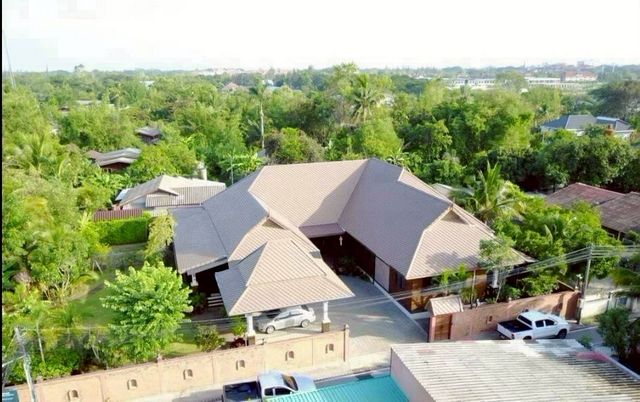 ขาย 16.9 ล้าน 300 ตรว. #สันพระเนตร  #สันทราย #ใกล้ตลาดสามแยก บ้านเดี่ยวชั้นเดียว ยกสูง 1 เมตร บ้านสวยครบสมบูรณ์แบบ พร้อมอยู่จริง ไม่ต้องต่อเติมเพิ่มแม้แต่นิดเดียว ทำทุกอย่างไว้ให้ครบ จบในหลังเดียว #น้ำไม่ท่วมรายละเอียดบ้านเนื้อที่ดิน 300 ตร.วาพื้นที่ใช้สอย 550 ตร.ม.3 ห้องนอน4 ห้องน้ำ2 Walk-in Closet1 ครัวไทย1 ครัวฝรั่ง2 ห้องทำงาน1 ห้องพระ1 ห้องซักรีด2 ห้องเก็บของโรงจอดรถระบบ & ฟังก�