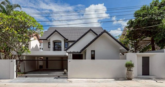 ขายบ้านเดี่ยวหรู 15.9 ล้าน #พฤกษาทอง #โซนสันผีเสื้อ – Luxury Modern English Style – ดีไซน์หรูหราเหนือระดับ ทำเลใจกลางเมืองเชียงใหม่! เดินทางสะดวก ใกล้แหล่งช้อปปิ้ง โรงเรียนนานาชาติ และโรงพยาบาลชั้นนำรายละเอียดบ้านที่ดิน 86 ตร.ว. | พื้นที่ใช้สอย 300 ตร.ม.5 ห้องนอน | 4 ห้องน้ำครัวไทย + ครัวฝรั่ง แยกเป็นสัดส่วนKey FeaturesLuxury Modern English Style – ดีไซน์หรูหราเหนือระดับรองรับผู้สูงอายุ – ห้องนอนชั้นล่างพร้อ�