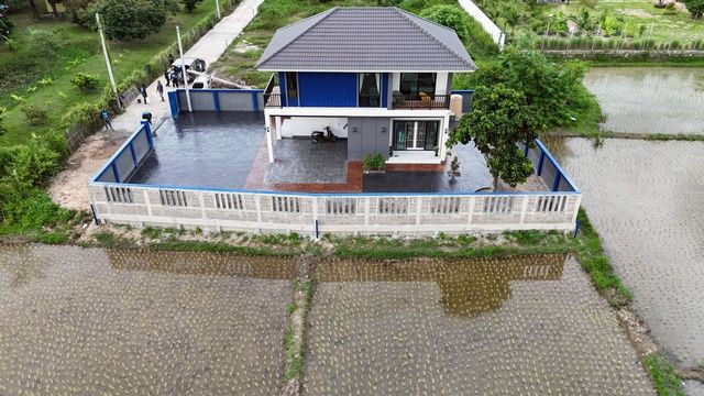 ราคาเพียง 6,750,000 บาท #สันทรายหลวง – #สันทราย บ้านเดี่ยวหลังใหญ่ #วิวทุ่งนา บ้านสวย พร้อมอยู่ #เฟอร์นิเจอร์ครบ #หิ้วกระเป๋าเข้าอยู่ได้ทันที เหมาะสำหรับอยู่อาศัยจริง หรือซื้อไว้เป็นบ้านครอบครัวขนาดใหญ่ ทำเลดี เดินทางสะดวกรายละเอียดบ้านที่ดินขนาด 101.3 ตารางวาพื้นที่ใช้สอย 166 ตารางเมตร3 ห้องนอน | 3 ห้องน้ำห้องโถง / รับแขก 1 ห้องห้องครัว 1 ห้อง (ครัวบิวท์อิน)ที่จอดรถ 2 คัน 