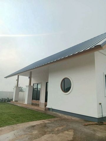 โซนดอยสะเก็ด ราคาเริ่มต้นที่ 1.89 ล้าน 69 ตรว. #บ้านสร้างใหม่ ชั้นเดียว #สไตล์มินิมอล #มูจิ มี 5 หลัง #วิวพระธาตุดอยสะเก็ด พร้อมเข้าอยู่เนื้อที่เริ่มต้น 69 ตารางวา3 ห้องนอน 2 ห้องน้ำ 1 ห้องครัวพื้นที่จอดรถในบ้าน ทั้งหมดได้ 3 คันโดยแบ่งเป็น 2 ห้องนอน ด้านล่าง และ 1 ห้องนอนใต้หลังคา#บ้านหันหน้าทางทิศเหนือบุฉนวนกันความร้อน 3 นิ้วก่อสร้างด้วยอิฐมอญแดงมีความแข็งแรงของแถม1 �