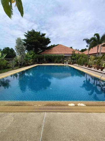 ปล่อยเช่าพูลวิลล่าราคาถูก สภาพดีพร้อมเข้าอยู่ พร้อมเฟอร์นิเจอร์ครบครันบรรยากาศเงียบสงบเป็นส่วนตัวเหมาะสำหรับพักอยู่อาศัยหรือจะปล่อยเช่าเป็นรายวันหรือรายเดือนก็ได้-มีพื้นที่336.8ตารางวา-3 ห้องนอน-2ห้องน้ำ-1 ห้องครัว-1 ห้องโถง-2ห้องรับแขก-2ห้องเก็บของ-1ห้องทานอาหาร*พร้อมสระว่ายน้ำขนาดใหญ่*พิกัด.ซอยหนองเกตุ 2 ตำบลหนองปลาไหล อำเภอบางละมุง จังหวัดชลบุรี*สถานท