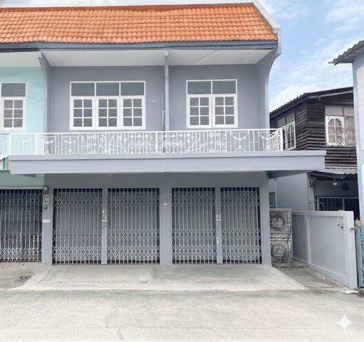 R03-03&nbsp; ขายด่วน รีโนเวทใหม่ !!&nbsp; อาคารพาณิชย์ 2 ชั้น อ้อมใหญ่ ซอยเทศบาล 6 หลังใหญ่มาก ขนาด 28 ตรว. ตรงข้ามบิ้กซีอ้อมใหญ่  ทำเลดีมากเข้าจากถนนเพชรเกษม 400 เมตร  (คุณเจี๊ยบ 080-2114266 )จุดเด่น : * เนื้อที่กว้างมาก   28 ตรว. (และมีที่ดินเกินด้านหลังเพิ่มอีก หลายตารางวา)* จอดรถหน้าบ้าน ได้ 4 คัน* เดินทางสะดวกมาก  เข้าจากถนนเพชรเกษม 400 เมตร * สามารถอยุ่อาศัยเองได้ หรือประกอบกิจการได้* อยุ่ใน