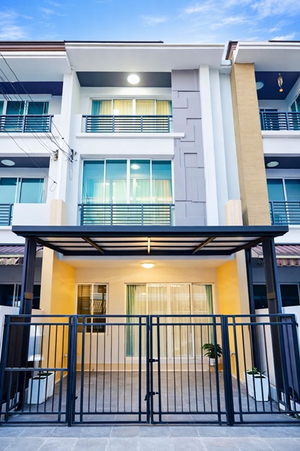 ARL ลาดกระบัง 2.9กม.สุขาภิบาล2 สุขุมวิท77 วงแหวน  3นอน  บ้านกลางเมือง 3 น้ำ 29,999 B-M.โรบินสัน ลาดกระบัง 1.6 กม. เหมาะอยู่อาศัย สภาพดี สะอาด บ้านพร้อมอยู่ เฟอร์นิเจอร์ครบ ใกล้สนามบินสุวรรณภูมิ ให้เช่าทาวน์เฮาส์ ถ.ลาดกระบัง1-5 อ่อนนุช91 ARL LatKrabang 2.9km. Townhouse for rent Ladkrabang Rd. 1-5 Onnut91 Sukhaphiban2 Sukhumvit 77 OnNut Outer RingRoad 3bed  BaanKlangMuang   3 bathrooms 29,999 B-M. Robinson Lat Krabang 1.6 km. Suitable for living good condition clean ready to move in fully furnished near Suvarnabhumi Airportถ.ลาดกระบัง1-5 อ่อนนุช91 สุขาภิบาล2 สุขุมวิท7