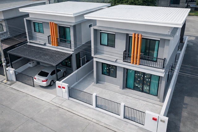  Star Avenue5 หางดง1.8กม.เชียงใหม่ ใกล้แหล่งชุมชน ให้เช่าทาวน์โฮม ฟังก์ชัน 2 นอน 2 น้ำ 13,998 B-M. หางดงและตลาดสดสันผักหวาน 700 ม. บ้านพร้อมอยู่ กว้างขวาง 18 ตร.วา. 145 ตร.ม.บรรยากาศร่มรื่น เงียบสงบ  เหมาะพักอาศัย และโฮมออฟฟิศChiangMai SanPhakWan fresh market 700m  Star Avenue5 HangDong 1.8km. Townhome for rent 2bedrooms 2 bathrooms. rental price 13,998 B-M.HangDong  close to community and ready to move in spacious house land size 18 sq.wa usable area 145 sq.m lush and peaceful atmosphere suitable for residence or home officeถนนวงแหวนรอบนอก ตำบลสันผักหวาน อำเภอหางดง จังหวัดเช