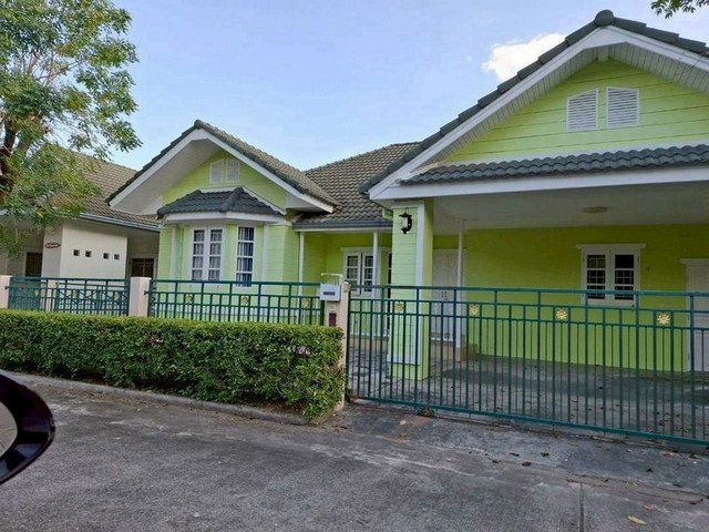 บ้านให้เช่า 23,000 บาท/เดือน #โซนราชพฤกษ์ #หางดง – อบอุ่น เหมือนอยู่บ้านจริงๆ เงียบสงบ ใกล้ธรรมชาติ แต่เดินทางเข้าเมือง และสนามบินได้สะดวก#น้ำไม่ท่วม #ไม่รับสัตว์เลี้ยงรายละเอียดบ้าน3 ห้องนอน | 2 ห้องน้ำห้องนั่งเล่นกว้าง โปร่ง รับแสงธรรมชาติครัวบิ้วท์อิน พร้อมพื้นที่รับประทานอาหาร เหมาะกับการใช้งานทุกวันเครื่องปรับอากาศ 5 เครื่อง เย็นสบายทั้งหลังเฟอร์นิเจอ�