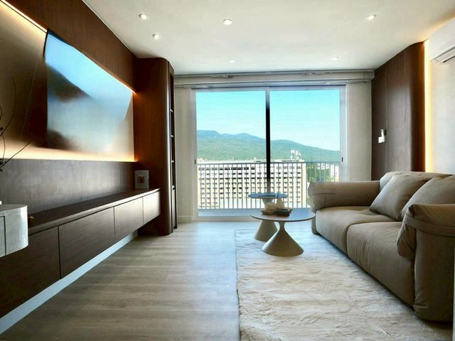 คุ้มสุดๆ 4.49 ล้าน #ชมดอย คอนโด (ตึกเหลี่ยม) 73 ตร.ม. 2 นอน 2 น้ำ Rare Duplex Penthouse Room – ห้องหายาก #วิวดอยสุเทพเต็มตา ใจกลางเมืองเชียงใหม่ สิ่งอำนวยความสะดวกครบรายละเอียดห้องแบบ Duplex 2 ชั้นพื้นที่ใช้สอย 73 ตร.ม. | 2 ห้องนอน 2 ห้องน้ำชั้น 1: ห้องนั่งเล่นกว้าง, โซนครัวแยก, ห้องน้ำแขกชั้น 2: 2 ห้องนอน (Master Bedroom วิวดอยสุเทพ), ห้องน้ำกลางระเบียงกว้าง เปิดรับวิวภูเขาโดยตรงสิ่งอำนวยความสะดวกสระว่ายน้�