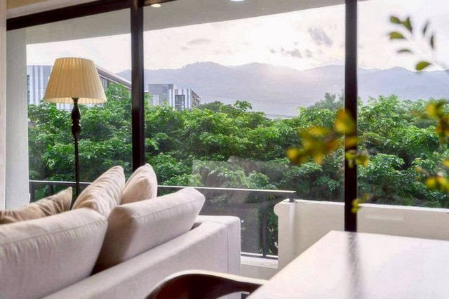 #ชมดอย คอนโด (ตึกกลม) เพียง 5.39 ล้าน 94 ตรม. 2 นอน 1 น้ำ คอนโดห้องใหญ่ ไซส์บ้าน #วิวดอยสุเทพ สูดอากาศบริสุทธิ์ทุกเช้า #ขายพร้อมผู้เช่า 40,000/เดือน – Yield 8.9%/ปี #ใกล้มช. #เหมาะทั้งอยู่อาศัยเองหรือปล่อยเช่า – #พร้อมโควต้าต่างชาติพื้นที่กว้าง 94 ตร.ม. | ชั้น 32 ห้องนอน | 1 ห้องน้ำพร้อมเฟอร์นิเจอร์ + เครื่องใช้ไฟฟ้าครบทีวี / ตู้เย็น / แอร์ 3 เครื่อง / เครื่องซักผ้า / ไมโครเวฟ / เครื่องทำน้ำอุ่นDi