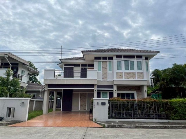 ขายด่วน! 3.75 ล้าน #อรสิริน6 #ดอยสะเก็ด บ้านเดี่ยว 2 ชั้น บ้านสวยพร้อมอยู่ ทำเลดี ใกล้เมือง ใกล้ทุกความสะดวก #น้ำไม่ท่วม #ซื้ออยู่เองหรือปล่อยเช่าได้ที่ดิน 56 ตารางวา3 ห้องนอน | 3 ห้องน้ำ2 ที่จอดรถสถานที่ใกล้เคียงเซ็นทรัลเฟสติวัล เชียงใหม่รวมโชค มอลล์โรงพยาบาลเทพปัญญาโรงพยาบาลกรุงเทพ เชียงใหม่โรงเรียนดาราวิทยาลัย / ปรินส์รอยแยลส์เดินทางเข้าเมืองสะดวก ใกล้ถนนให�