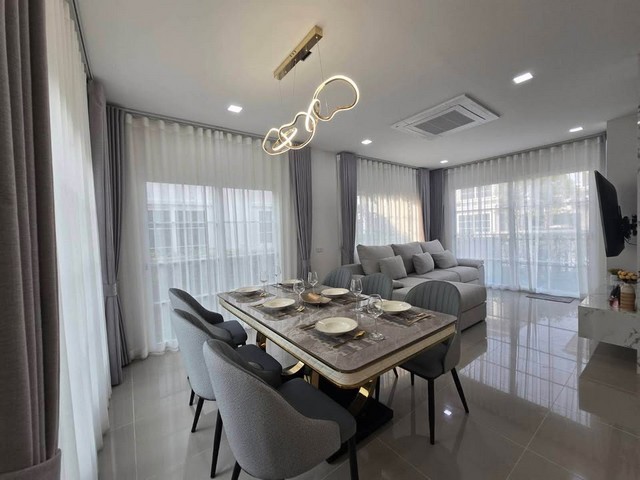 RHT2474 ให้เช่าบ้าน Golden Neo สุขุมวิท 113 ใกล้ BTS สำโรง ​ใกล้ทางด่วน, รร.นานาชาติ St. Andrews และ Bangkok Patana พื้นที่ใช้สอย  181 ตร.ม. 4 ห้องนอน 4 ห้องน้ำ​ สนใจติดต่อเจี๊ยบ092-851-6969Line:keti2522ราคาเช่า 85,000/เดือน​ สัญญา 1 ปี (ประกัน 2 ล่วงหน้า 1)ที่ตั้งถนนสุขุมวิท 113 ต.สำโรงเหนือ อ.เมืองสมุทรปราการ จ.สมุทรปราการ ให้เช่าบ้านใหม่เพิ่งสร้างเสร็จ Golden Neo สุขุมวิท 113 ใกล้ BTS สำโรง  แต่งครบพร้อมอยู่!​บ้านเดี่ยวสภาพกริ๊บ บิวท