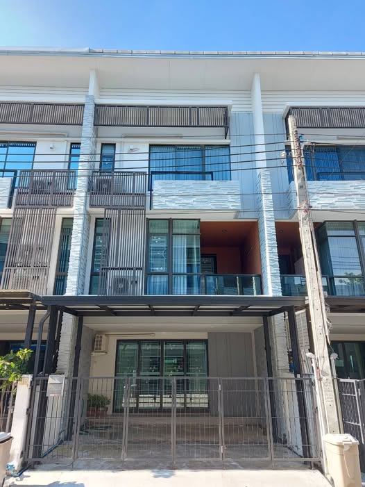 รายละเอียด  ให้เช่าทาวน์เฮ้าส์ 4ชั้น เนื้อที่ 22.8 ตร.วพื้นที่ใช้สอย 200ตร.ม 3ห้องนอน 4ห้องน้ำ เฟอร์บางส่วน ถนนอุดมสุข สุขุมวิท103 ราคาเช่า 32,000 บ/ด บ้านทาวน์โฮม สไตล์ modern พื้นที่เทียบเท่าบ้านเดี่ยว ทำเลทองของสายของกิน ใจกลางอุดมสุข เพียง 5 นาที ถึงสถานีรถไฟฟ้า สถานีอุดมสุข (2กม) หน้าบ้านกว้าง 5.7 เมตร สิ่งอำนวยความสะดวก คลับเฮาส์, สระว่ายน้ำ, ฟิตเนส, สวนสาธารณะ , ระบบ CCTV, เจ้าห�