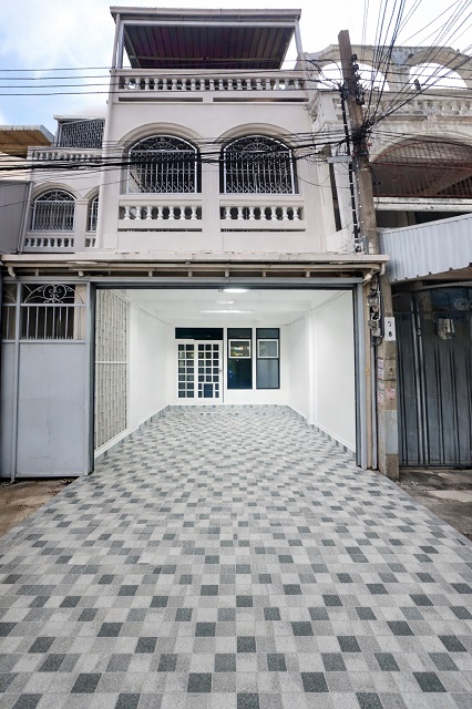 BTS ช่องนนทรี 2.4 กม.สาธุประดิษฐ์17-27 ให้เช่าทาวน์โฮม 3 นอน 3 น้ำ ใจกลาง CBD สาทร ถ.ราธิวาสราชนครินทร์ บ้าน 3 ชั้นพร้อมดาดฟ้า 18 ตร.วา. 200 ตร.ม. 27,999 B-M. เหมาะสมสำหรับอยู่อาศัย และโฮมออฟฟิศ เซ็นทรัลพลาซ่า พระราม 3 1.6 กม.ทำเลศักยภาพสูง ย่านธุรกิจ และที่อยู่อาศัยระดับพรีเมียมSathu Pradit 17-27 3 bedroom 3 bathroom townhome for rent in the heart of Sathorn CBD 2.4 km from BTS Chong Nonsi on Ratchanakarin Road three story house with rooftop land size 18 sq.wa usable area 200 sq.m rental price 27,999 THB per month suitable for residential living or home office only 1.6 km from C