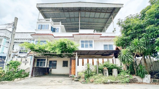 รหัสทรัพย์&nbsp; 6543ที่ดิน ทาวน์เฮ้าส์ 3 ชั้น 2 คูหา ตีทะลุ มีดาดฟ้า หลังริม ซอยเอกชัย 135 ทำเลดี ราคาถูกที่ตั้ง&nbsp;: ซอยเอกชัย 135 ถนนเอกชัย แขวงบางบอน เขตบางบอน กรุงเทพมหานคร 10150รายละเอียดทรัพย์&nbsp;- ทาวน์เฮ้าส์ 3 ชั้น มีดาดฟ้า เนื้อที่รวม 74.1&nbsp;ตารางวา (37.9, 36.2 ตารางวา)-&nbsp;2 คูหา ตีทะลุ หลังริม&nbsp;พื้นที่ใช้สอยโดยประมาณ 300&nbsp;ตารางเมตร-&nbsp;ตีทะลุถึงกัน บันไดขึ้นทางเดียว หน้ากว้าง 8 เมตร ส�