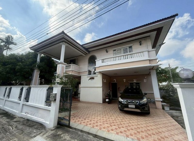 ขายต่ำกว่าราคาประเมิน! บ้านเดี่ยว หมู่บ้านธนาภิรมย์ หลังมุม ที่ดินเกือบ 100 ตร.ว. หมู่บ้านธนาภิรมย์ ศรีนครินทร์ (Thanapirom Srinakarin)• ราคาดีที่สุด: ขายเพียง 8.79 ล้านบาท (ราคาตลาดไปไกลกว่านี้แล้ว!)• พื้นที่เยอะมาก: ที่ดิน 95.8 ตร.ว. | พื้นที่ใช้สอย 300 ตร.ม.• บ้านสวย ฮวงจุ้ยดี: หลังมุม เป็นส่วนตัว หันหน้า ทิศเหนือ (ลมเย็น ไม่ร้อน)• สภาพดี: เจ้าของมือเดียว ดูแลดีตลอด 14 ปีฟังก์ชันบ้านครบคร