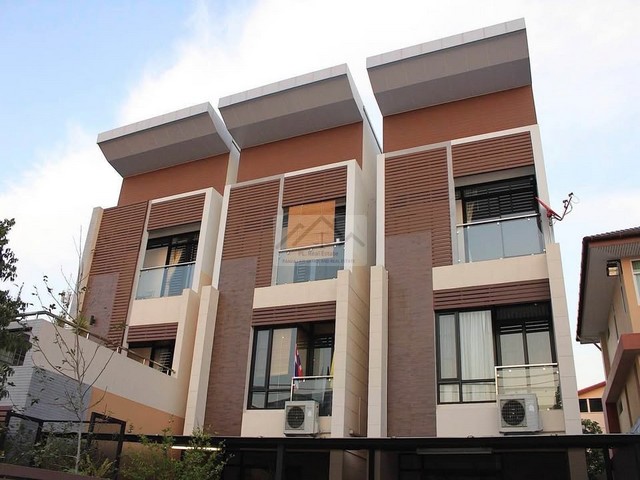 ให้เช่าโฮมออฟฟิศ 3 ชั้น สไตล์โมเดิร์น 270 ตรม. ซอยอารีย์สัมพันธ์7 ใกล้ BTSอารีย์ ใกล้ทางด่วน  ** จดทะเบียนบริษัทได้*** ราคาเช่า 75,000 บาท/เดือนติดต่อ:: ชยา โทร/ID Line:: 0942823961   Link Line:: https://line.me/ti/p/3xFA1An8Kcรหัส # FF1660ทาวน์โฮม 3 ชั้น ซอยอารีย์สัมพันธ์ ใกล้ BTS อารีย์ เนื้อที่ 50 ตารางวา พื้นที่ใช้สอย 270 ตารางเมตร 3 ห้องนอน 4 ห้องน้ำ 1 ห้องแม่บ้าน ครัวไทย ครัวฝรั่ง จอดรถได้ 3-4 คัน - พร้อมระบบความปลอดภัยทั้งกล้อง