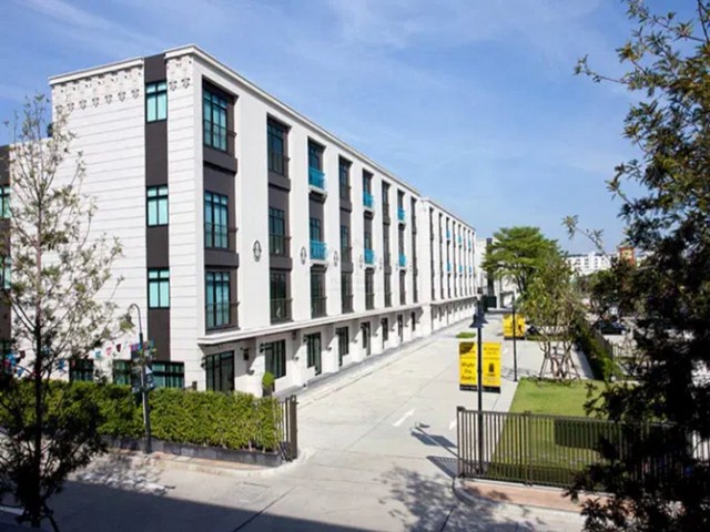 ขายโฮมออฟฟิศ 4 ชั้น ทำเลทอง โครงการ Chic District รามคำแหง 53 เชื่อมลาดพร้าว 112 **ขายถูกกว่าซื้อโครงการ *** ราคาขาย 6.6 ล้านบาท  (ราคาซื้อโครงการ 9.5 ล.)ติดต่อ:: ชยา โทร/ID Line:: 0942823961   Link Line:: https://line.me/ti/p/3xFA1An8Kcรหัส# T26-001- โฮมออฟฟิศ 4 ชั้น ทำเลทอง โครงการ Chic District รามคำแหง 53 เชื่อมลาดพร้าว 112- เหมาะทั้งอยู่อาศัยและทำโฮมออฟฟิศ ใจกลางรามคำแหง เชื่อมต่อย่านธุรกิจและแหล่งไลฟ์สไตล์ได้สะดวก- TypeA BlockG- ที่ดิน 21 ตร.วา- พื�