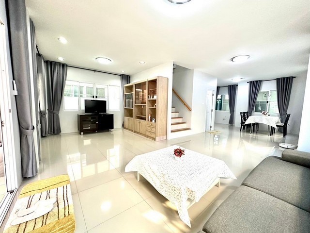 RHT2475ให้เช่าบ้าน เดี่ยว ปากซอยถนนคุ้มเกล้า 39 ใกล้นิคมลาดกระบัง และสนามบินสุวรรณภูมิ  ตรงข้าม ตลาดสด คุ้มเกล้า  ติดถนนเจ้าคุณทหารลาดกระบัง พื้นที่ใช้สอย 200 ตร.ม. 3 ห้องนอน 3 ห้องน้ำ จอดรถในบ้าน 3 คัน สนใจติดต่อเจี๊ยบ092-851-6969Line:keti2522 **รับเช่าระยะสั้น** **รับสัตว์เลี้ยง** **รับต่างชาติ** **รับจดทะเบียนบริษัท**- ค่าเช่า 32,000 บาท (ขั้นต่ำ 1 ปี, ประกัน 2 ล่วงหน้า 1 เดือน) ซอย คุ้มเกล้า 39แขวงลำป�