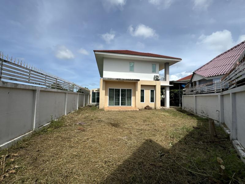    ขาย บ้านเดี่ยว โครงการ ไพรเวซี่โฮม อ่างศิลา  ทำเลดีใกล้ถนนสายหลัก  ซอย มิตรสัมพันธ์ 14 ถนน อ่างศิลา ต.เสม็ด อ.เมืองชลบุรี จ.ชลบุรี  ราคา  4,977,000   บาท ‼️ต่อรองราคาได้เยอะมาก สนใจติดต่อเลย ‼️  รายละเอียดบ้าน ▸ เนื้อที่ 116.2 ตร.ว. ▸ 3 ห้องนอน 3 ห้องน้ำ   ▸ 1 ที่จอดรถ  พิกัดบ้าน : https://maps.app.goo.gl/ETxob9hFg19utn5y7  สถานที่ใกล้เคียง   ▸ โรงพยาบาลเอกชล 2 ▸ แม็คโคร ชลบุรี ▸ หาดบางแสน ▸ เซ็นทรัล ชลบุรี  รหัสทร�