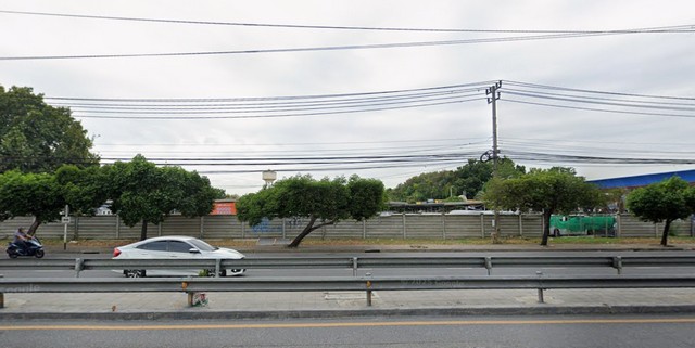 LSG81ให้เช่าที่ดินเปล่า 7 ไร่ ทำเลทองติดถนนใหญ่ สุขุมวิท ปากน้ำ สมุทรปราการ ติดโรงเรียนนายเรือและBTSช้างเอราวันสนใจติดต่อ : คุณสราวุฒิ Tel. 0994108945 Line : ballwuth ให่เช่า 50,000 บาทต่อไร่รวมราคาเช่า 350,000 บาท ติด ปั๊ม ปตท. (จิฟฟี่) และ โรงเรียนนายเรือ สมุทรปราการ  รายละเอียดที่ดินขนาดที่ดินรวม 7 ไร่  หน้ากว้างติดถนนสุขุมวิท 70 เมตร ความลึก 165 เมตรหน้าติดถนนสุขุมวิท รถผ่านตลอดทั้งวันทำเลเด