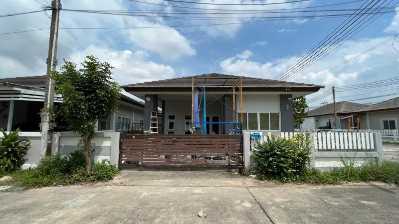    ขาย บ้านเดี่ยว โครงการ พาสุข วิลเลจ     ถนน ไทยรุ่งเรือง-สุรศักดิ์ ต.บ่อวิน อ.ศรีราชา จ.ชลบุรี  ราคา 2,025,000  บาท ‼️ต่อรองราคาได้เยอะมาก สนใจติดต่อเลย ‼️  รายละเอียดบ้าน ▸ เนื้อที่ 50.9 ตร.ว. ▸ 2 ห้องนอน 2 ห้องน้ำ   ▸ 1 ที่จอดรถ  พิกัดบ้าน : https://maps.app.goo.gl/WWhudM5RX5mMc88a7  สถานที่ใกล้เคียง   ▸ บิ๊กซี ซูเปอร์เซ็นเตอร์ บ่อวิน ▸ โลตัส บ่อวิน ▸ โรงพยาบาลพญาไทบ่อวิน ▸ โรบินสันไลฟ์สไตล์ บ่อวิน  รหัสทรัพย�