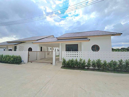 Ph0526   1.99 ล้านบาท เท่านั้นบ้านสร้างใหม่  โซนท่ารั้ว-สันปูเลย   สไตล์มินิมอล ใกล้เซ็นทรัลเฟสเชียงใหม่ บ้านที่เหมาะกับคนมีสไตล์เช่นคุณเดินทางสะดวก บรรยากาศดี. ใกล้เมือง  ขนาดที่ดินเริ่มต้น 50ตรว. 3  ห้องนอน 2 ห้องน้ำห้องโถงห้องครัวโรงจอดรถ ราคาเริ่มต้น 1.xxล้านบาท ขายต่ำกว่าราคาประเมินแบบA   บ้านสไตล์มูจิพื้นที่ 50ตรว.  ของแถมฟรีหลายรายการ1. ค่าโอน /ค่าจดจำนอง2. มิเตอร์ไฟ