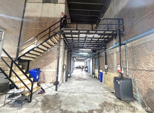 YG812 ให้เช่าอาคารพร้อมโกดัง ถนนเพชรบุรีตัดใหม่ ใกล้ รพ.กรุงเทพติดต่อ  คุณหญิง AGโทร  064-345-9870Line  0643459870 คลิกที่นี่ https://line.me/ti/p/4XKklRrgLg PL. Real Estate Brokerพื้นที่รวม 100 ตารางวา เป็นอาคารสูง 4 ชั้น สามารถทำออฟฟิศได้ เก็บสินค้าได้ สถานที่ใกล้โรงพยาบาลกรุงเทพ ทำเลดี ติดถนน ทำเป็นหอพักได้ ผู้เช่าสามารถรีโนเวทได้ตามต้องการทำสัญญาเช่าระยะยาวได้ราคาเช่า 55,000 บาท/เดือนติดต่อ  คุณหญิง AGโทร  064-345-9870Line  064345