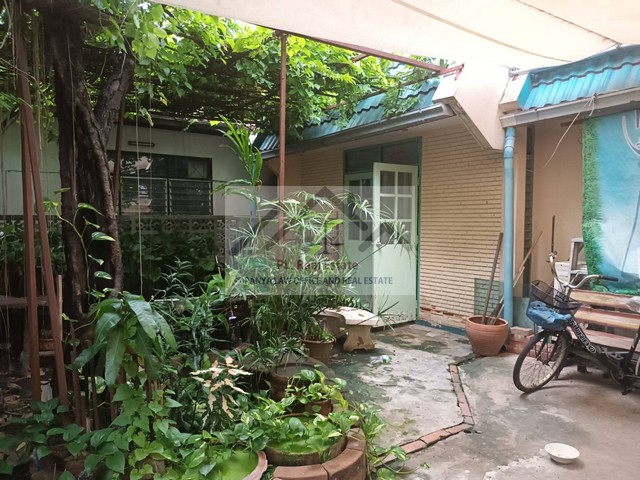 ขายที่ดินแปลงมุม 74 ตารางวาพร้อมสิ่งปลูกสร้างย่านเสรีไทย81 สวนสยาม ใกล้สวนสยาม และ แฟชั่นไอส์แลนด์สิ่งปลูกสร้างทาวน์เฮ้าส์ชั้นเดียว 2 หลัง มี 2 โฉนดแบ่งขายได้ 42 ตร.ว. และ 32 ตร.ว.ราคาขาย 5,550,000 บาท (ตารางวาละ 75,000 บาท ) (ค่าใช้จ่ายวันโอนฝ่ายละครึ่ง)ที่ตั้ง ถนนเสรีไทย ซอยสวนสยาม11 แขวงคันนายาว เขตคันนายาว กรุงเทพมหานคร 10230https://www.facebook.com/profile.php?id=61581484955548ติดต่อ : คุณภัสพงณ์ 0634098164Line : binkem22เนื้�