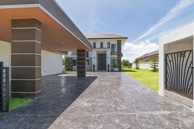 The Village @ Horseshoe Point — วิลล่าหรูระดับ Masterpiece ติดทะเลสาบหลังใหญ่ที่สุดในโครงการ!ราคาพิเศษ 36.9 ล้านบาท (จากราคาปกติ 39 ล้าน) ราคาคุยกันได้สำหรับผู้ที่สนใจจริงสัมผัสประสบการณ์การพักผ่อนระดับ 6 ดาว ในสไตล์ Modern Luxury บนทำเลที่ดีที่สุดในพัทยา-ห้วยใหญ่รายละเอียดทรัพย์ระดับพรีเมียม:• ที่ดิน: 250 ตร.ว. (1,000 ตร.ม.) | พื้นที่ใช้สอย 500 ตร.ม.• ฟังก์ชัน: 4 ห้องนอน | 4 ห้องน้ำ | 2 ห้องรับแขก | 1 ห้องแม่บ้าน• Priva