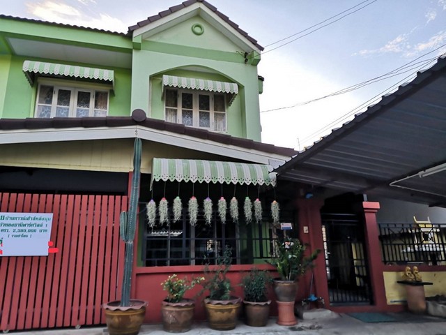 ขายบ้านทาวเฮ้าท์หลังมุม 33ว. 3นอน2น้ำ 2.05ลบ. รวมโอนบัวทองธานี พาร์ควิลล์1 ต.บางบัวทอง บางบัวทอง นนทบุรีขายบ้านทาวเฮ้าท์ 2 ชั้น หลังมุม อยู่ในหมู่บ้าน บัวทองธานี พาร์ควิลล์ 1 ซอย 9เนื้อที่ 33 ตร.ว. 3 ห้องนอน 2 ห้องน้ำ 1 ห้องกระจกเอนกประสงค์ชั้นล่าง 1 ห้องครัวใหญ่ (มาก) มีโซนซักล้างอยู่ที่เทอเรสต่อเติมชั้นบนขาย 2.05 ล้านบาท (2,050,000 บาท) รวมค่าโอนราคาประเมิน 2.6 ล้านบาท กู้ธนาคาร มีเ�