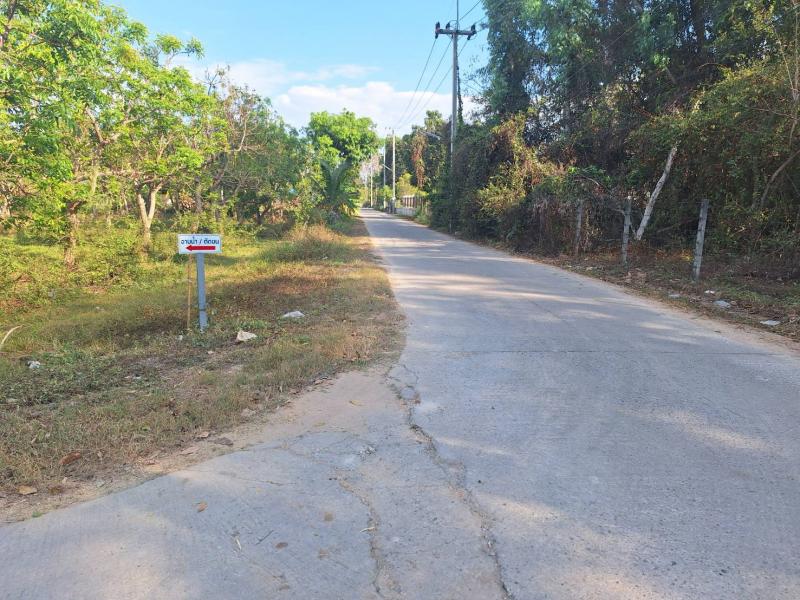 ##ขายที่ดิน 400 ตรว. ใกล้ เทศบาลวิหารแดง อ.วิหารแดง จ.สระบุรีโซน : อ.วิหารแดง  จ.สระบุรีที่ตั้ง :  ต.หนองสรวง  อ.วิหารแดง  จ.สระบุรี  18150ลักษณะโดยทั่วไป- ที่ดินแปลงสวย,  ใกล้ เทศบาลวิหารแดง - เนื้อที่  400 ตรว.,  ถมแล้ว พร้อมพัฒนาต่อได้เลย- หน้ากว้าง 24 เมตร ลึก 70 เมตร- มีทางเข้าออกสะดวก สบาย มีระบบสาธารณูปโครครบ น้ำ ไฟ ถนน- ตั้งในแหล่งชุมชน  เดินทางเข้า ออก ได้หลายเส้นทาง- ใกล้แหล่งอ