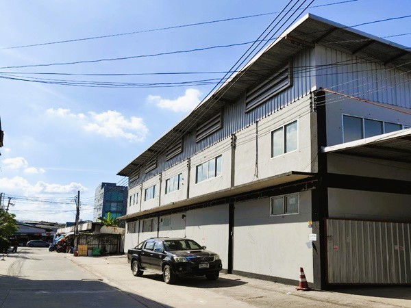 รายละเอียด  ให้เช่าอาคารโรงงาน/โกดังพื้นที่ใช้สอย 2 ชั้น 1,080 ตร.ม ไฟฟ้า 3 เฟส ออฟฟิศ ถนนลาดพร้าว101 ซอยโพธิ์แก้ว ราคาเช่า 120,000 บ/ด เหมาะทำโรงงานขนาดเล็ก เก็บสินค้า เข้าออกได้หลายเส้นทาง ลาดพร้าว 101 ซอยโพธิ์แก้ว ออกเลียบทางด่วนเอกมัย รามอินทรา เกษตร-นวมิมินทร์  สถานที่สำคัญใกล้เคียงห้างสรรพสินค้า ร้านสะดวกซื้อ 7-11  ตลาดนัดมีเดียร์ Lotus’s go fresh ลาดพร้าว 101  ตลาดนครไทย  Food Land ลาด�
