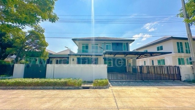 รหัสทรัพย์ : N0708บ้านเดี่ยว 2 ชั้น โครงการมัณฑนา วงแหวน-บางบอน วิวทะเลสาบ Type ใหญ่ที่สุดในโครงการที่ตั้ง : ถนนบางบอน 4 แขวงบางบอนเหนือ เขตบางบอน กรุงเทพมหานคร 10150รายละเอียดทรัพย์&nbsp;- บ้านเดี่ยว 2&nbsp;ชั้น เนื้อที่ 129.9 ตารางวา พื้นที่ใช้สอย 295 ตารางเมตร&nbsp;- 5 ห้องนอนใหญ่, 6 ห้องน้ำ, 2 ห้องครัว, 2 ห้องนั่งเล่น, 3 ที่จอดรถ (ส่วนของเจ้าของบ้าน)- ส่วนต่อเติมห้องแม่บ้านมี 3 ห้องนอน, 1 ห้องน้