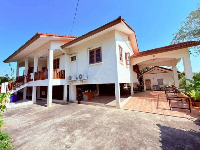 AOM 2437บ้านเดี่ยวหลังใหญ่ เนื้อที่ 454 ตารางวา ต.บางไผ่ อ.เมืองนนทบุรี จ.นนทบุรี ราคา 19,500,000 บาทบ้านเดี่ยวหลังใหญ่ 4 ห้องนอน  3ห้องน้ำ ลานจอดรถหน้าบ้าน 5-10 ค้น อยู่ปากทางบางไผ่ซอย7 อำเภอบางกรวย จังหวัดนนทบรีเนื้อที่ 454 ตารางวา พื้นที่ใช้สอย หลังเล็ก 100 ตรางเมตร, หลังใหญ่ 180 ตารางเมตร ลักษณะบ้าน บ้านยกพื้นสูง ชั้นล่างปูกระเบื้อง,ชั้นบนปูปาร์เก้ ทำเลดีเข้าออกได้หลายเส้นทาง �