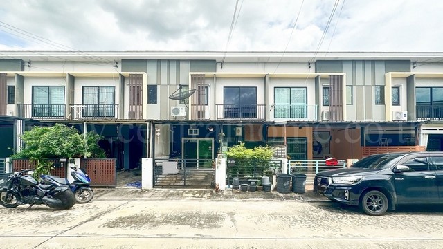 รหัสทรัพย์&nbsp;6659ทาวน์โฮม&nbsp;เดอะ คอนเนค ดอนเมือง เทิดราชัน สภาพดีที่ตั้ง : ถนนเทิดราชัน แขวงสีกัน เขตดอนเมือง กรุงเทพมหานคร 10210รายละเอียดทรัพย์- ทาวน์โฮม 2 ชั้น, เนื้อที่ 18.2&nbsp;ตารางวา, พื้นที่ใช้สอย 100 ตารางเมตร&nbsp;&nbsp; &nbsp;&nbsp;&nbsp; &nbsp;- 3 ห้องนอน, 2 ห้องน้ำ, 1 ห้องรับแขก, 1 ห้องครัว, 1 ห้องอเนกประสงค์ (ต่อเติมเพิ่ม), 1 ที่จอดรถ- แอร์ 3 เครื่อง (ห้องโถงชั้นล่าง, ห้องอเนกประสงค์, Master Bedroom)- บิ้วอิน�