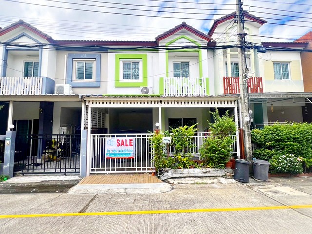 รหัสทรัพย์ 68161ขายทาวน์เฮ้าส์ หมู่บ้าน ไลโอ วงแหวน-ปิ่นเกล้า  ซอยวัดพระเงิน บางใหญ่ นนทบุรี  ต้นโครงการพิกัดที่ตั้ง : ถนนกาญจนาภิเษก ซอยวัดพระเงิน ตำบลบางม่วง อำเภอบางใหญ่ จังหวัดนนทบุรี  รายละเอียดทรัพย์ - ขนาดที่ดิน 17 ตารางวา พื้นที่ใช้สอย 110 ตารางเมตร - บ้านมี 3 ห้องนอน 2 ห้องน้ำ 1 ห้องครัว 1 ห้องรับแขก 1 ห้องเอนกประสงค์ชั้นล่าง - สามารถจอดรถภายในบ้านได้ 1 คัน และ หน้