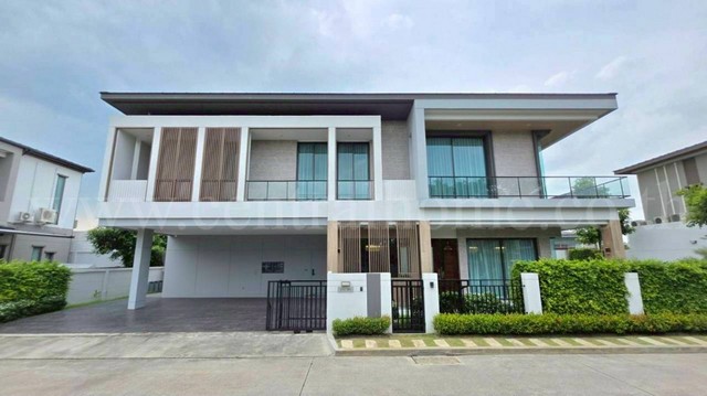 รหัสทรัพย์ : 6689บ้านเดี่ยว บางกอก บูเลอวาร์ด วิภาวดี - พหลโยธิน แปลงหน้าสวนที่ตั้ง&nbsp;:&nbsp;ถนนพหลโยธิน ตำบลคลองหนึ่ง อำเภอคลองหลวง จังหวัดปทุมธานี 12120รายละเอียดทรัพย์- บ้านเดี่ยว 2&nbsp;ชั้น ขนาดพื้นที่ดิน 96.8&nbsp;ตารางวา พื้นที่ใช้สอย 441&nbsp;ตารางเมตร- 4 ห้องนอน, 5 ห้องน้ำ, 2 ห้องรับแขก, 1 ห้องครัว, 1 ห้องรับประทานอาหาร, 1 ห้องแม่บ้าน, 4 ที่จอดรถ- แอร์ 9&nbsp;เครื่อง, เครื่องทำน้ำอุ่น, ปั๊มน้�