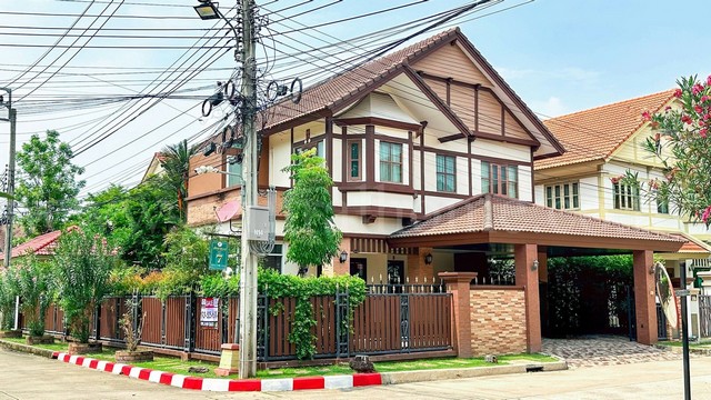 รหัสทรัพย์ 6104บ้านเดี่ยว ลัดดารมย์ ราชพฤกษ์ - รัตนาธิเบศร์ 1 หลังมุม โครงสร้างดี พร้อมอยู่ที่ตั้ง :&nbsp;&nbsp;ถนนราชพฤกษ์ ตำบลบางรักน้อย อำเภอเมืองนนทบุรี จังหวัดนนทบุรี 11000รายละเอียดทรัพย์-&nbsp;บ้านเดี่ยว 2 ชั้น&nbsp;ขนาดพื้นที 84&nbsp;ตารางวา พื้นที่ใช้สอย 210 ตารางเมตร- 3 ห้องนอน, 4&nbsp;ห้องน้ำ, 1&nbsp;ห้องรับแขก, 1 ห้องนั่งเล่น, 1 ห้องครัวฝรั่ง, 1 ห้องครัวไทย, 1 เรือนรับรอง, 2 ที่จอดรถ- เครื่องป�
