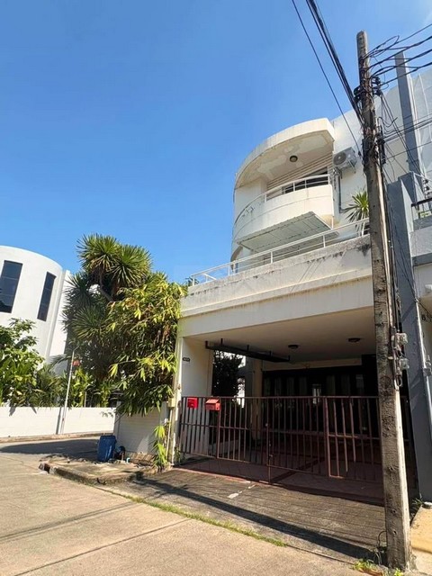 ให้เช่าทาวน์โฮม 5 ชั้น 4 ห้องนอน ซอย ลาซาล 77 ย่านบางนา รีโนเวทใหม่ แต่งสวยสไตล์ Modern Classic ใกล้นานาชาติ Bangkok Pattana*** ราคาเช่า 32,000 บาท / เดือนติดต่อ:: ชยา โทร/ID Line:: 0942823961   Link Line:: https://line.me/ti/p/3xFA1An8Kcรหัส# T26-109 ทาวน์โฮม 5 ชั้น ซอย ลาซาล 77 ย่านบางนา รีโนเวทใหม่ แต่งสวยสไตล์ Modern Classic- พื้นที่ใช้สอย 220 ตรม. - 4 ห้องนอน - 5 ห้องน้ำ (ห้องน้ำทุกชั้น)- ที่จอดรถ- แต่งสวยสไตล์ Modern Classic- เตียง king Size เครื่องนอนเกรดโรงแรมมาริออท - 3T