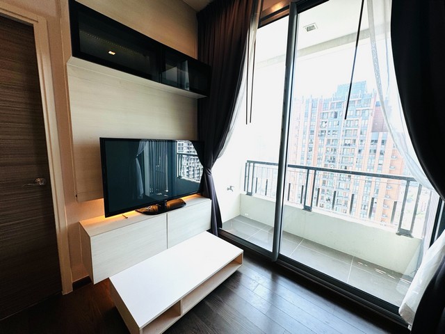 ขายคอนโด Q Asoke ใกล้ MRT เพชรบุรีQ Asoke | ลักชัวรีคอนโด | 0 เมตร MRT เพชรบุรีใกล้ Airport Link มักกะสันเหมาะกับใคร- คนทำงานย่านอโศก–พระราม 9 ที่ต้องการ อยู่จริง สงบ เป็นส่วนตัว- นักลงทุนที่มองหา คอนโดลักชัวรี ชั้นสูง ปล่อยเช่าง่าย- ผู้ซื้อที่ให้ความสำคัญกับ ความเงียบและความเป็นส่วนตัว (ไม่มีห้องติดข้าง)รายละเอียดห้อง•1 ห้องนอน | 38 ตร.ม.•ชั้น 35 วิวเมืองโล่ง•ห้องมุม ไม่มีห้องติดข้าง �