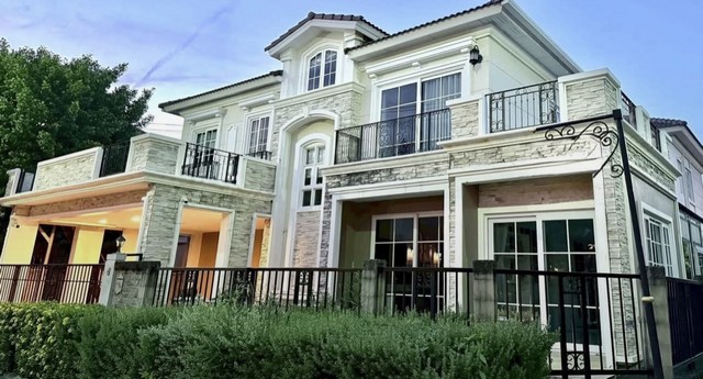 บ้านเดี่ยวแปลงมุม สวยพร้อมอยู่ โครงการ Grandio ลาดพร้าว – เกษตรนวมินทร์เฟอร์นิเจอร์ครบ เครื่องใช้ไฟฟ้าพร้อม บ้านตกแต่งบิ้วอินทั้งหลังดูแลอย่างดี สภาพใหม่ พร้อมเข้าอยู่ทันทีที่ตั้ง:ซอยนวมินทร์ 42 แยก 27 ถนนนวมินทร์แขวงคลองกุ่ม เขตบึงกุ่ม กรุงเทพมหานคร 10240รายละเอียดบ้าน:&nbsp;&nbsp;&nbsp;•&nbsp;&nbsp;&nbsp;ขนาดที่ดิน 60 ตร.ว. / พื้นที่ใช้สอย 264 ตร.ม.&nbsp;&nbsp;&nbsp;•&nbsp;&nbsp;&nbsp;3 ห้องนอน / 4 ห้องน้ำ&nbsp;&nbsp;&nbsp;•&nbsp;