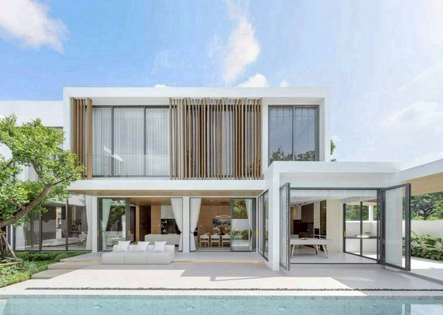 พูลวิลล่าสุดหรู #วิวทะเลสาบ ราคาพิเศษเพียง 35.9 ล้าน – #โซนหางดง บ้านสไตล์โมเดิร์น 2 ชั้น บรรยกาศดี ร่มรื่น ทำเลทอง เดินทางสะดวก ไป #สนามบิน 15 นาทีรายละเอียดทรัพย์สิน• ที่ดิน 203 ตร.วา | พื้นที่ใช้สอย 740 ตร.ม. (ไม่รวมพื้นที่สีเขียว)• ห้องนั่งเล่น Grand Double Volume เพดานสูง 6.5+ เมตร• 5 ห้องนอน (เตียงคิงไซส์ 6 ฟุต + ห้องน้ำในตัวทุกห้อง + เครื่องทำน้ำอุ่น)• ห้องน้ำรวม 8 ห้อง + ห้องแม่บ้าน 1 ห้อง