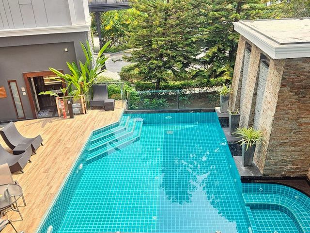 ด่วน! #ขายขาดทุน 2.72 ล้าน ลดจากราคาตลาดเกือบล้าน!! คอนโดหรู The #Spring – #วิวสระว่ายน้ำ #ห้องมุม 41.51 ตร.ม. #เจ้าของซื้อไว้ไม่เคยอยู่ ใหม่มาก! ตัดใจขายขาดทุนทันที #ใกล้เซ็นทรัลเฟสติวัลรายละเอียดห้อง• ห้องมุม พร้อมความเป็นส่วนตัว• ชั้น 2• ขนาด 41.51 ตร.ม.• เพดานสูง 2.8 เมตร โปร่งโล่ง• คอนโดแบบ Single Corridor• มีระเบียงส่วนตัว 2 จุด• ระเบียงหน้าห้องเห็นวิวสระว่ายน้ำ• อากาศถ่ายเทดีมากทำเลดี