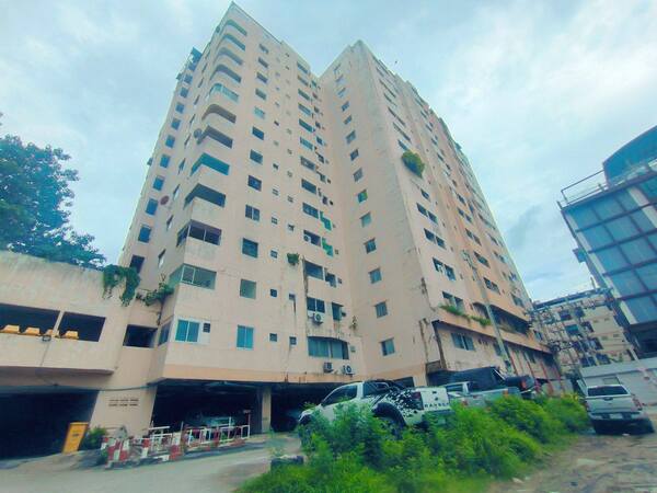 C27914 คอนโดราคาดี๊ดี ใกล้สนามบินสุวรรณภูมิพี เจ คอนโดเพลส (PJ Condo Place) กิ่งแก้ว – ราชาเทวะทำเลทอง ใกล้สนามบินสุวรรณภูมิ แหล่งงานและย่านการค้า เดินทางสะดวกทั้งถนนกิ่งแก้ว-บางนา-ลาดกระบังรายละเอียดทรัพย์ขนาด 29.97 ตร.ม.1 ห้องนอน 1 ห้องน้ำชั้น 14 วิวเมืองโล่งสวยมากห้องโปร่ง อยู่สบายราคาพิเศษเพียง 455,000 บาทโปรโมชั่นสุดคุ้ม: ซื้อและโอนภายในปีนี้ รับส่วนลดสูงสุด 100,000 บาททันทีส�