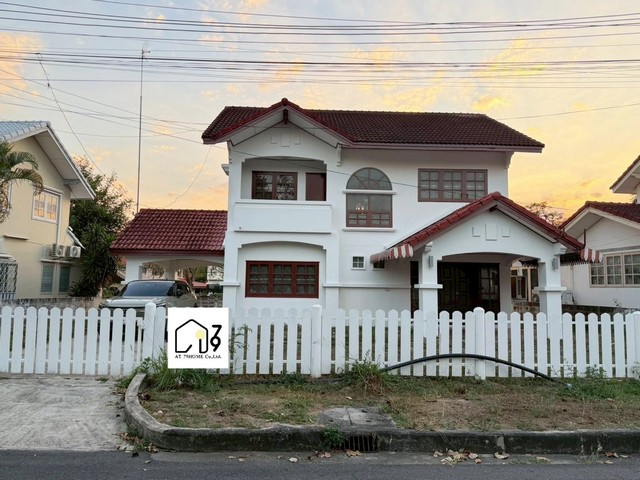 ให้เช่าบ้านเดี่ยว2ชั้น ใกล้สนามกอล์ฟอีสเทรินสตาร์ บ้านฉาง ระยอง พร้อมเฟอร์นิเจอร์ครบ  ราคาเช่า 18,000/เดือน ประกัน1เดือน+ค่าเช่าล่วงหน้า2เดือน+ประกันน้ำไฟ 5,00086 ตร.ว.3 ห้องนอน3 ห้องน้ำ1 ห้องโถง1 ห้องครัว3-4 ที่จอดรถ  เฟอร์นิเจอร์และเครื่องใช้ไฟฟ้า เตียงนอนพร้อมที่นอน 2 ห้องนอนตู้เสื้อผ้า โต๊ะเครื่องแป้งแอร์ 3 เครื่องโซฟาโต๊ะทานข้าวอุปกรณ์ครัว เครื่องดูดควัน สถานที่ใ