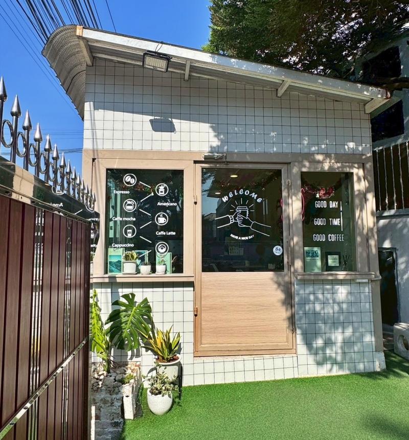 &nbsp;สนใจสอบถามรายละเอียด&nbsp;K. เพลิน : 094-224-0913เซ้งคาเฟ่สวยๆ #ทาวน์อินทาวน์ #วังทองหลาง&nbsp; พร้อมเครื่องทำกาแฟ- โซนบริษัท ออฟฟิต ล้อมรอบ หมู่บ้านใหญ่ ทำเลดี- ปัจจุบันทางร้านยังเปิด มีฐานลูกค้าประจำ- เซ้งเพียง 235,000 บ #พร้อมเริ่มกิจการ&nbsp;&nbsp;#มีพนักงานประจำร้าน สามารถส่งต่อได้เลย- เปลี่ยนเป็นแบรนด์ชื่อร้านตัวเองได้เลย&nbsp;#สิ่งที่จะได้รับ- อุปกรณ์ตกแต่งภายในร้าน- เครื่องทำก�