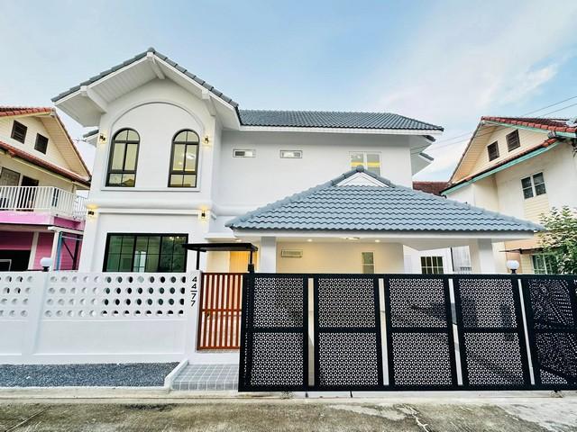 ขายบ้านเดี่ยว 2 ชั้น หมู่บ้านฮาร์โมนี่วิลล์ สุขาภิบาล 5 ซอย 80 เขตสายไหม ( รีโนเวทใหม่ )ราคาขาย 5,700,000 บาทที่ตั้ง ถนนสุขาภิบาล 5 ซอย 80 แขวงออเงิน เขตสายไหม กรุงเทพมหานคร 10220ติดต่อ : คุณภัสพงณ์ 0634098164Line : binkem22https://www.facebook.com/profile.php?id=61581484955548เนื้อที่ 53 ตารางวา จำนวน 2 ชั้น 4 ห้องนอน 3 ห้องน้ำ จอดรถ 3 คันมี 1 ห้องครัวบิวอินท์ 1 ห้องแม่บ้าน 1 ห้องรับแขก มีเคาท์เตอร์บาร์ รายละเอียดมีห้องโถงและห้องครั�