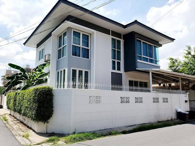 ให้เช่าบ้านเดี่ยว 2 ชั้น หลังมุม บ้านสร้างเอง ซอยเสรีไทย 26 ใกล้มอเตอร์เวย์ราคาขาย 8,500,000 บาทราคาเช่า 27,000 บาท / เดือน ( พร้อมเฟอร์นิเจอร์ ) ที่ตั้ง ถนนเสรีไทย ซอยเสรีไทย 26 แขวงคลองกุ่ม เขตบึงกุ่ม กรุงเทพมหานคร 10240ติดต่อ : คุณภัสพงณ์ 0634098164Line : binkem22https://www.facebook.com/profile.php?id=61581484955548เนื้อที่ 50 ตารางวา พื้นที่ใช้สอย 180 ตารางเมตร จำนวน 2 ชั้น 4 ห้องนอน 3 ห้องน้ำ จอดรถ 3 คันมี 2 ห้องครัว 1 ห้องนั่งเล่น บ้